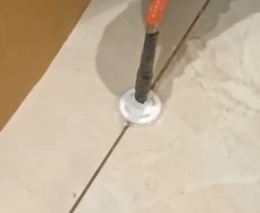 新华瓷砖空鼓维修公司专业解答瓷砖在铺贴过程中，如果没有涂抹均匀到位的粘结材料（如水泥砂浆或瓷砖胶），可能会导致以下问题