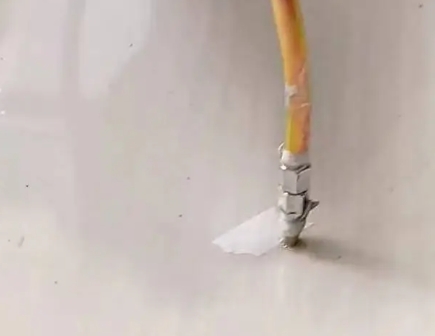 新华瓷砖空鼓维修公司专业解答在瓷砖铺贴过程中，如果使用的砂料过粗（如全部使用了粗砂），可能会导致以下问题