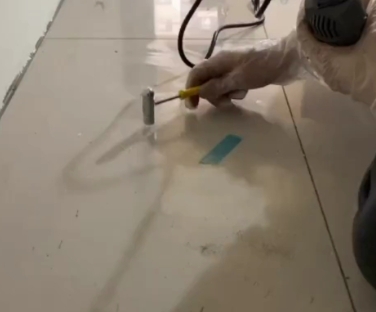 新华瓷砖开裂维修公司专业分享瓷砖在铺贴前如果没有沥干水分，将会导致以下问题